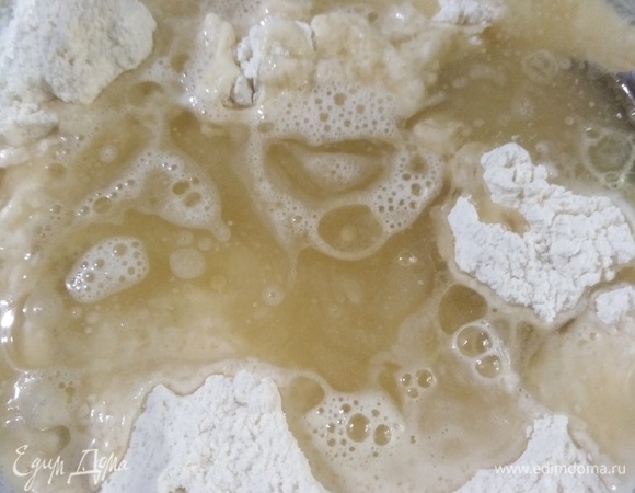 Влить чай и растительное масло.