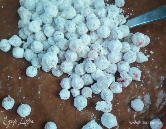 Замороженные ягоды обвалять в крахмале, соединить с тестом, перемешать.