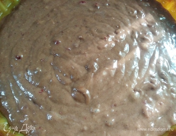 Выложить массу в смазанную форму. Поставить в разогретую духовку.