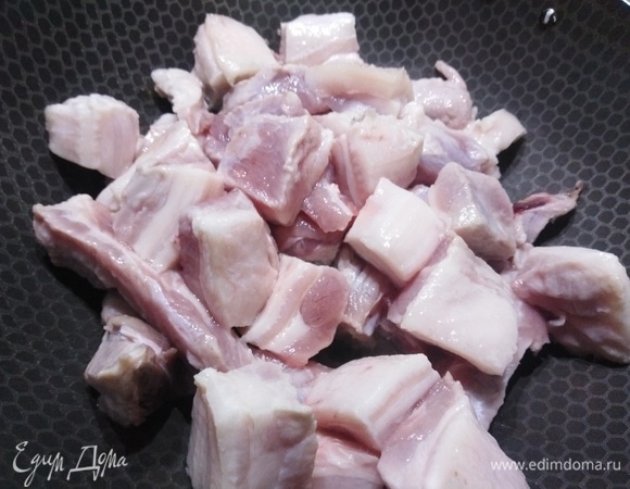 Грудинку нарезать крупными кусками. Выложить в казан или сотейник. Готовить под крышкой 30–40 минут, изредка помешивая, на сильном огне.