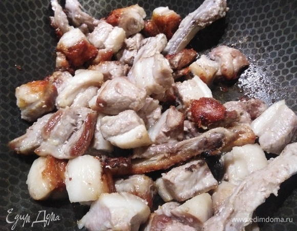 Когда мясо поджарится и приобретет золотистый цвет, посолить, посыпать перцем.