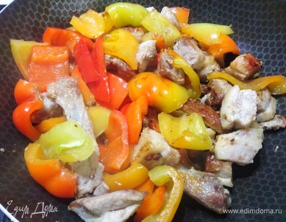 Всыпать крупно нарезанный болгарский перец. Накрыть и продолжить готовить на сильном огне в течение 15 минут.