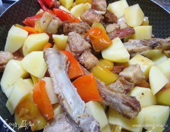 Добавить картофель, нарезанный по размеру кусков перца. Готовить под крышкой 15 минут.