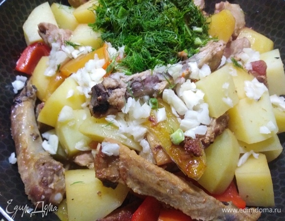 Зубчики чеснока раздавить и порубить ножом, укроп нарезать. Всыпать все к основному блюду, перемешать.