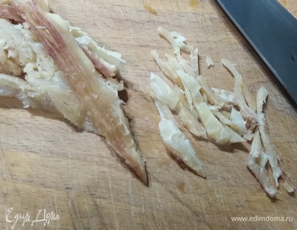 Нарезать кальмары, если они не стружкой.