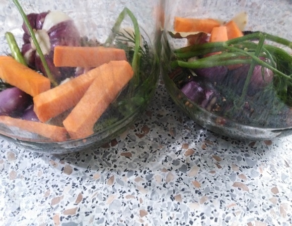 В стерильные банки уложить специи.