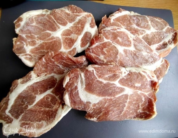 Были уже нарезанные порционные куски свинины для отбивных.