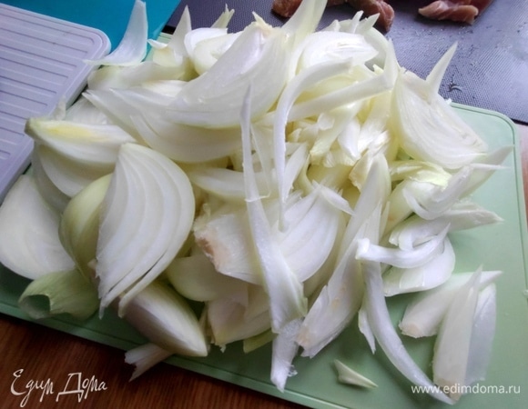 Лук нарезать перьями.