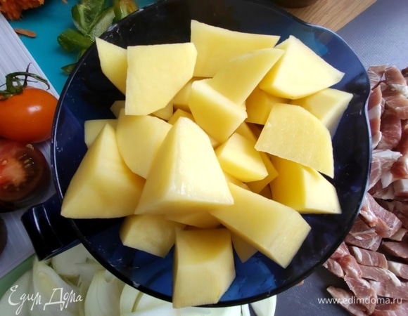 Картофель нарезать крупно.