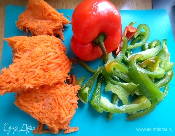 Морковь мы замораживаем плоскими пачками — нам так удобнее потом в готовке. Натереть легче на эл. мясорубке сразу на несколько пакетов.