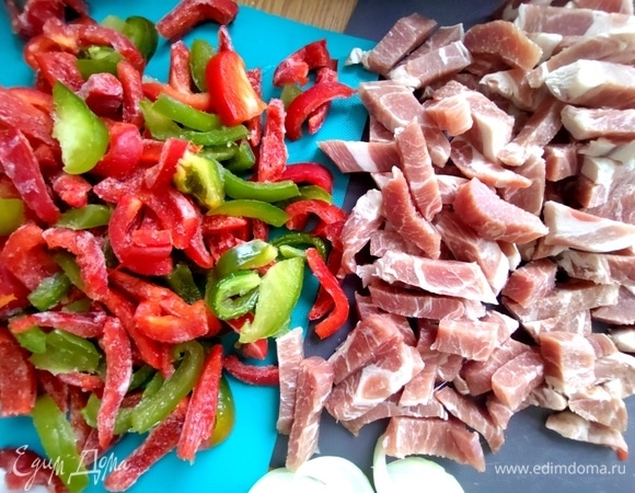 Паприку тоже морозим полосками, у меня двух цветов.