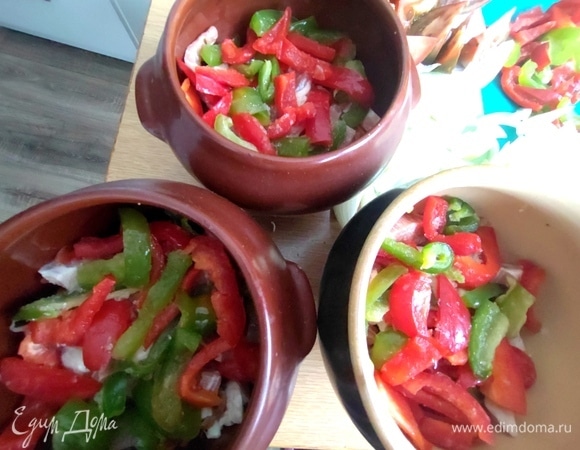 Посыпать цветную паприку.