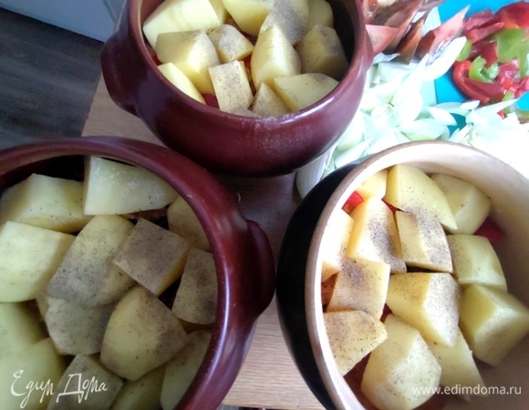 Картофельный слой, соль, перец.