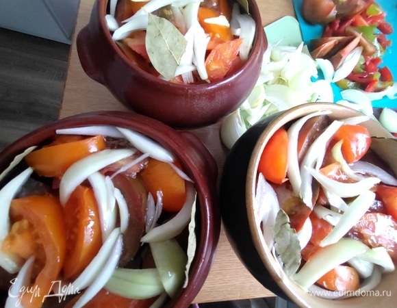 Томаты, лук, лавровый лист.