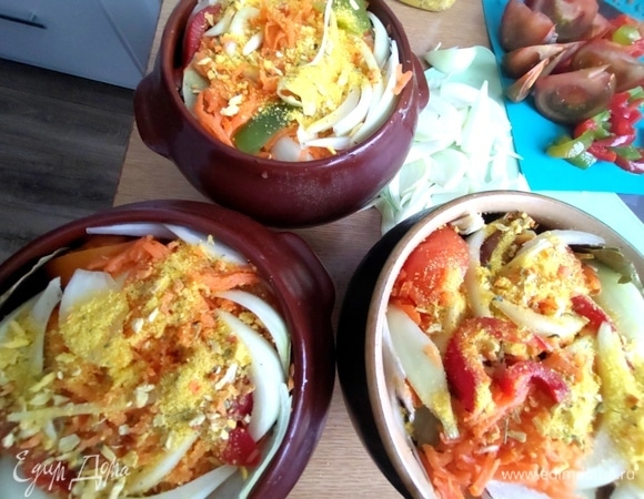 Посыпать приправами.