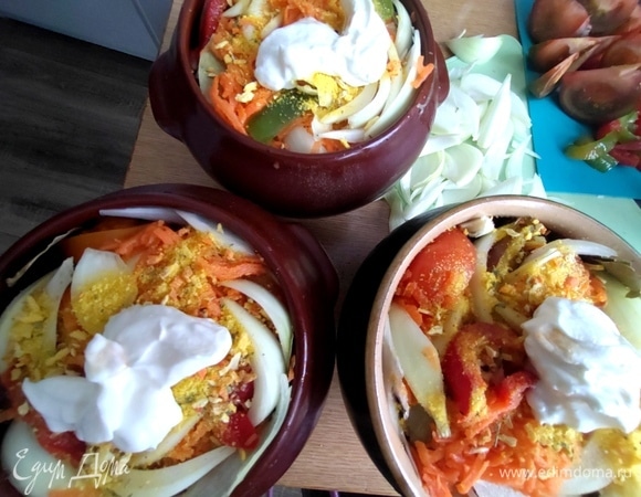 По 1–2 ложки сметаны в каждый.