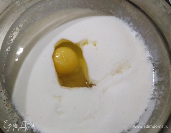 В кефир комнатной температуры вбить яйцо, всыпать сахар и ванилин. Перемешать.