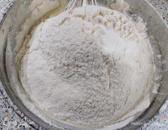 Добавить просеянную муку и разрыхлитель.