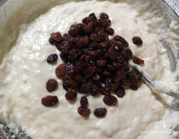Всыпать промытый изюм. Оставить тесто на 30 минут.