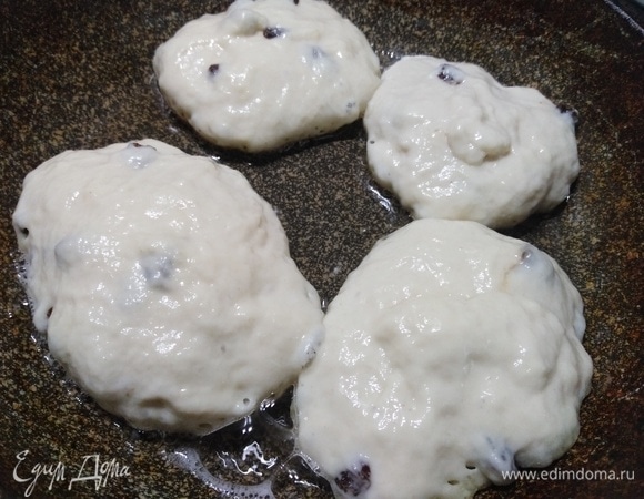 Ложкой выложить в сковороду с разогретым маслом. Накрыть крышкой и на тихом огне жарить до золотистого цвета.