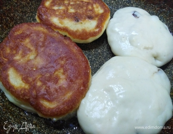 Оладьи перевернуть, прибавить огонь и без крышки жарить вторую сторону до румяной корочки.