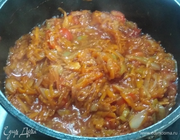 На растительном масле обжарить репчатый лук и морковь. Добавить мякоть помидоров и томатную пасту. Всыпать сахар. Залить все 1,5 стаканами воды, добавить лавровый лист и соль. Прокипятить.