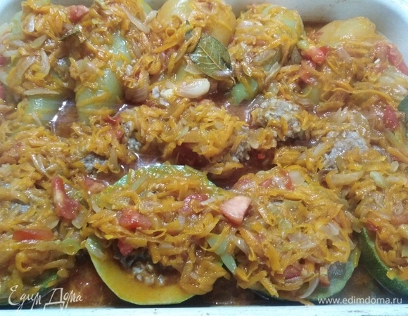 Выложить зажарку с соусом на овощи. Запечь в духовке в течение еще 20 минут.