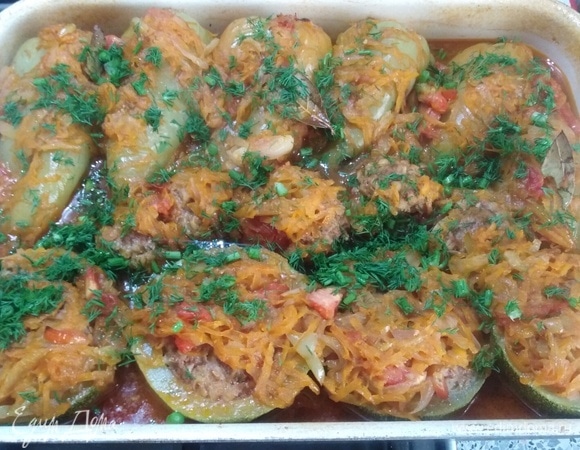 Готовые овощи посыпать зеленью.