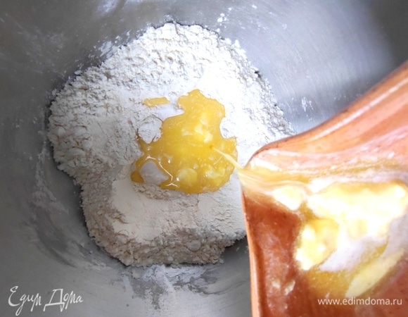 Затем влить в муку.