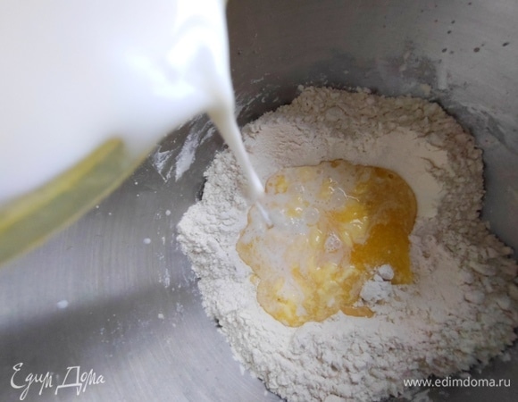 В теплом кефире размешать соду и соль, тоже влить в массу.