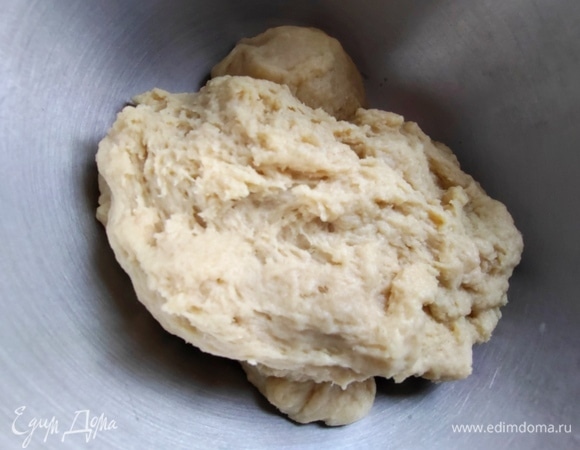 Замесить тесто руками или при помощи тестомеса.