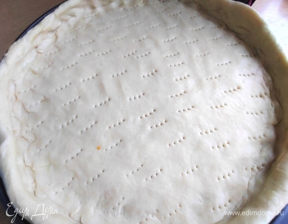 Размять его по форме, а дно проколоть вилкой.