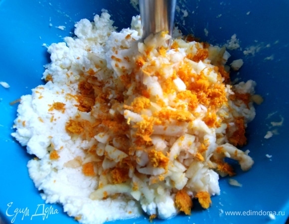 Добавить тертое яблоко и цедру апельсина.