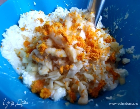 Взбить блендером, если творог зернистый.