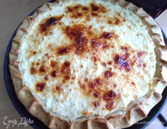 Верх смазать сметаной.