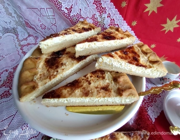 Нарезать ватрушку на треугольники.