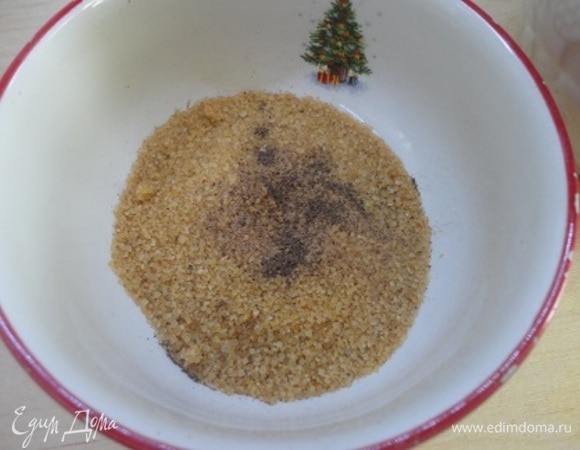 В другой миске смешайте венчиком сахар и специи.