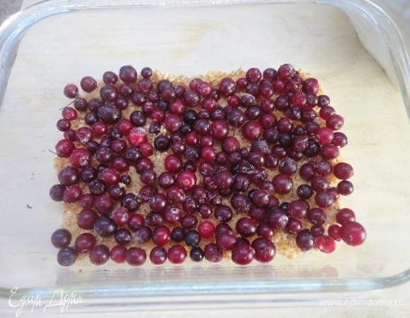 В форму для запекания (смазывать ее не надо) размером 20 х 20 см выложите 1/3 сухарной смеси. Распределите по ней примерно половину смородины. Замороженную ягоду можно и не размораживать, пусть она даст сок. Посыпьте ягоды половиной сухарной смеси и полейте лимонным соком.