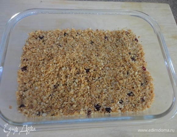 Повторите слои из сухарной крошки, ягод и сахара. Полейте лимонным соком. Завершающим слоем станет сухарная крошка. Закройте форму фольгой и поставьте в духовку на 40 минут. Затем снимите фольгу, увеличьте температуру духовки до 200°C и запекайте крамбл еще 15 минут, пока поверхность не станет коричневой.