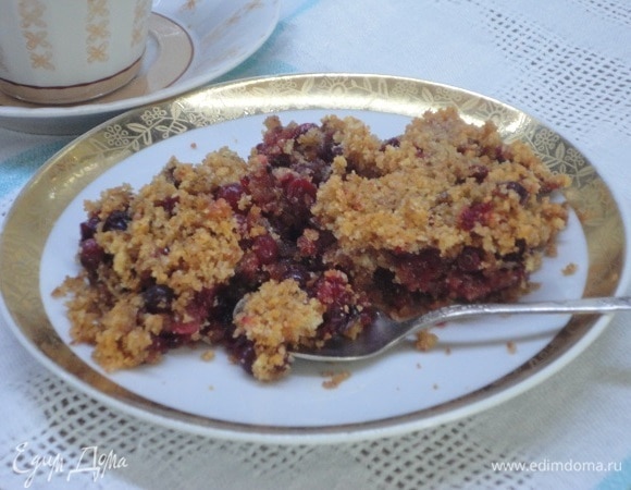 Подавайте крамбл теплым к чаю или кофе.