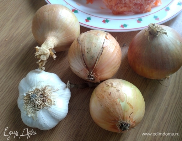 Лук и чеснок очистить.