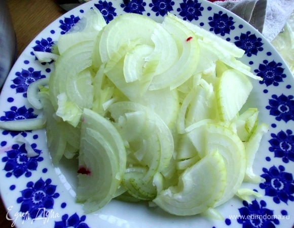 Лук нарезать полукольцами.