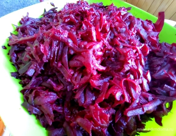 Свеклу натереть.