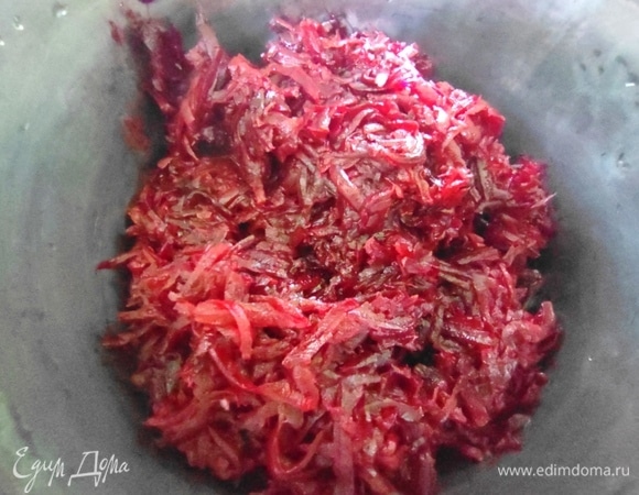 Всыпать в сковороду к овощам и все обжарить.