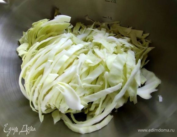 Капусту нашинковать.