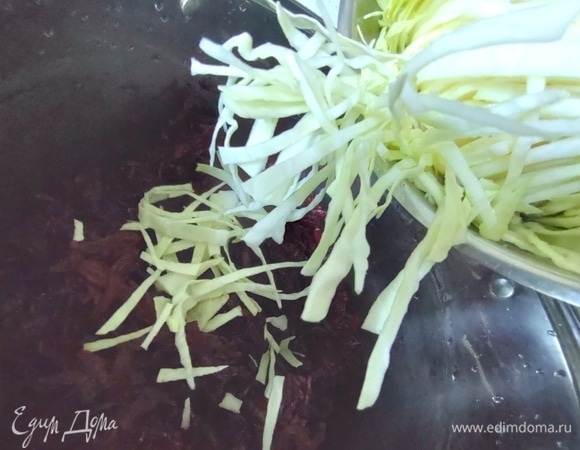 Пересыпать к остальным овощам.