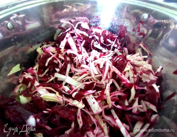 Посолить, поперчить по вкусу. Добавить воду.