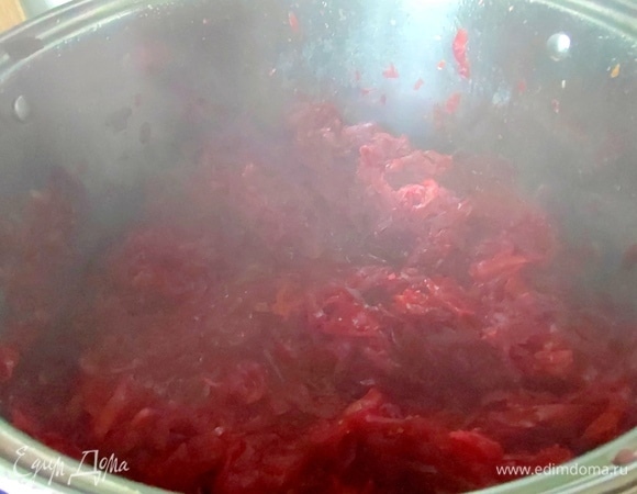 Томить на огне, пока не закипит вода с выделившимся соком. Держать еще минут 20, помешивая.
