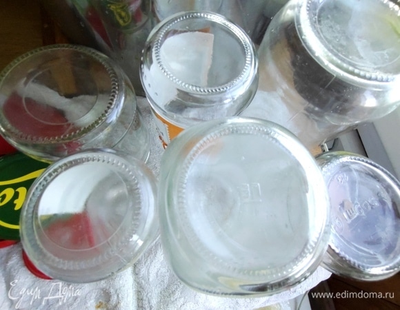 Простерилизовать банки, прокипятить крышки.
