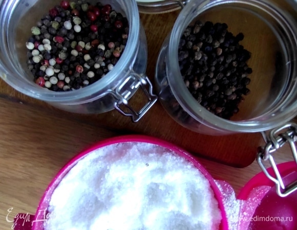 И по несколько горошин перца.